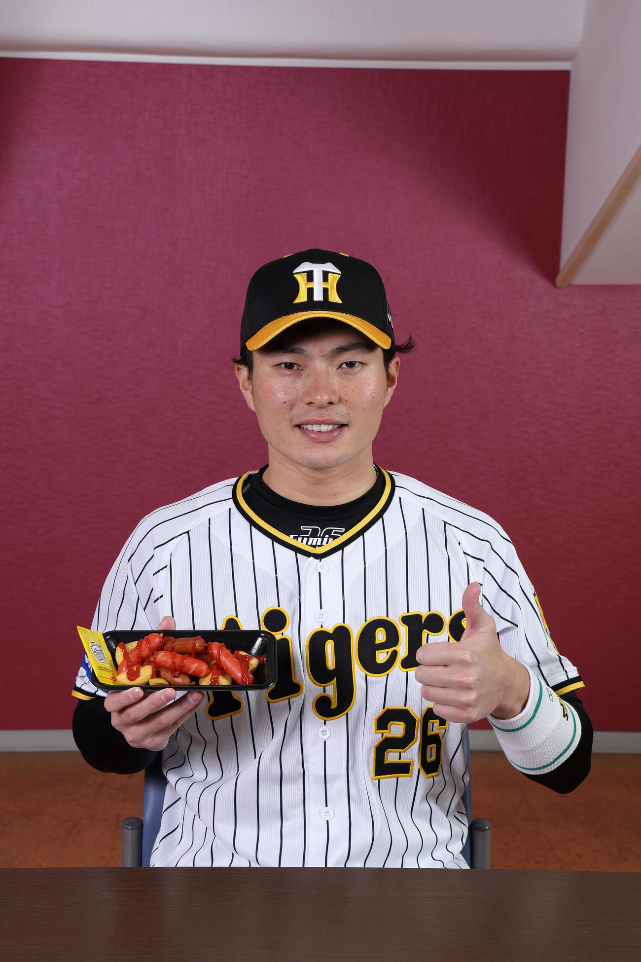 北條のWウインナー＆ポテトと北條（甲子園球場提供）
