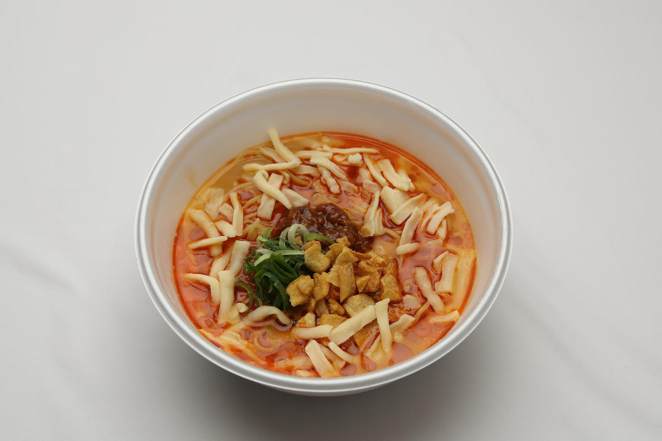 伊藤将司のとろ～りチーズ担々麺（甲子園球場提供）