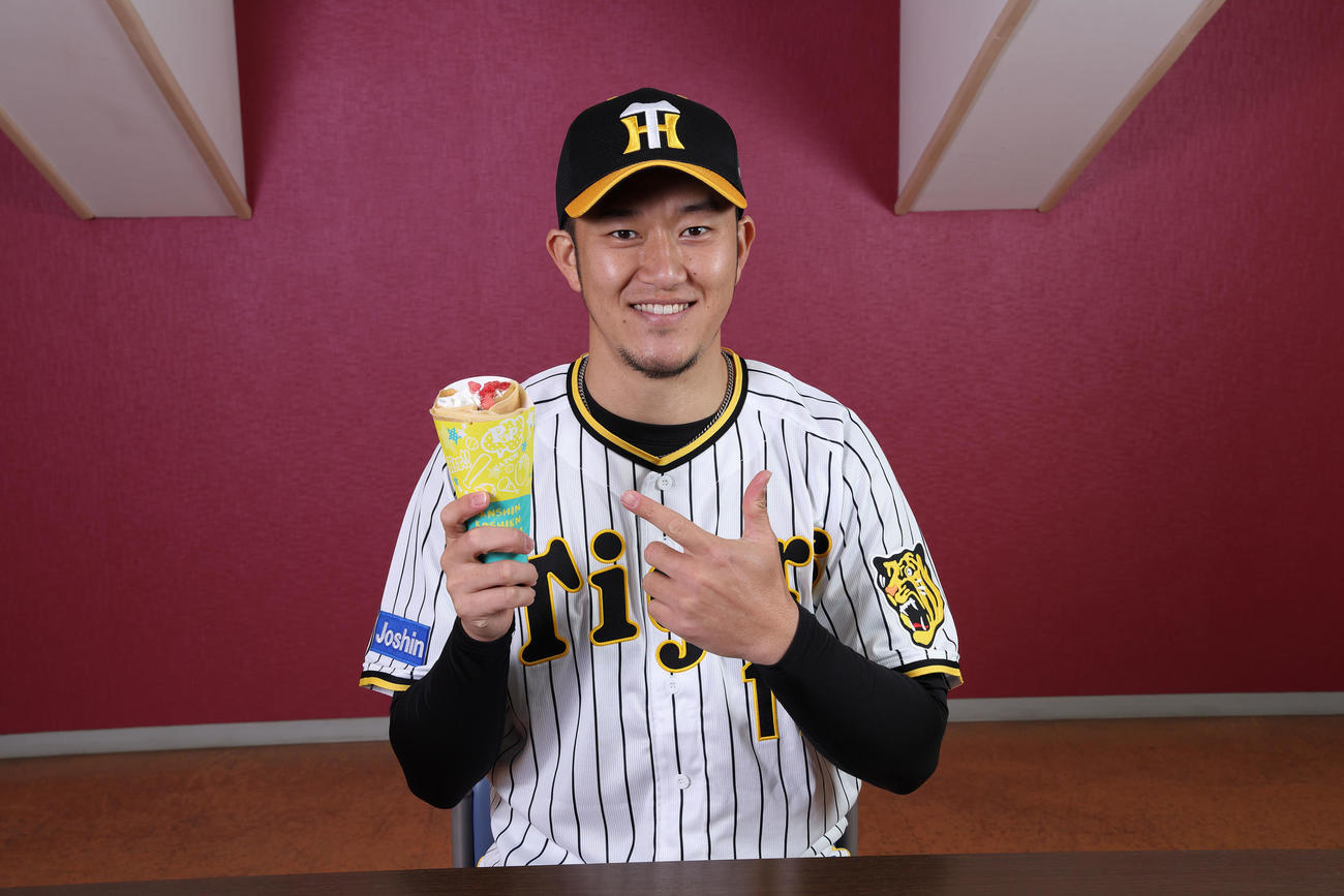 岩貞のストロベリーバナナチョコクレープと岩貞（甲子園球場提供）