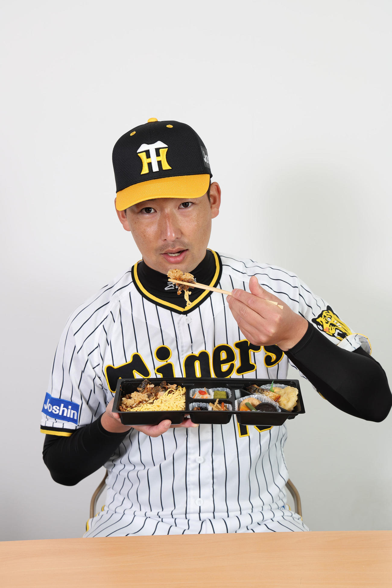 岩崎の彩り和風うなぎ弁当を食べる岩崎（甲子園球場提供）