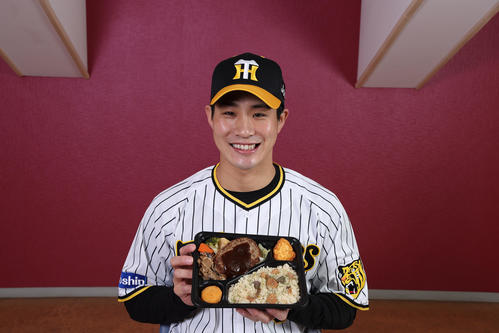 聖也の笑顔もビーフも100％！ハンバーグ弁当と木浪（甲子園球場提供）