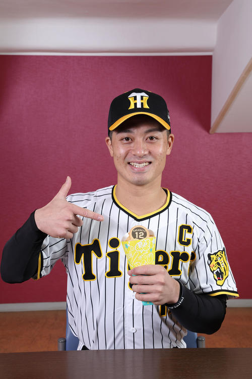 パティシエ坂本のキャラメルチョコクレープと坂本（甲子園球場提供）