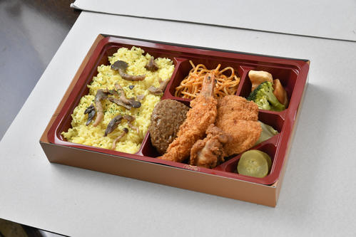 迫力満点！原口のミックスグリル弁当（甲子園球場提供）