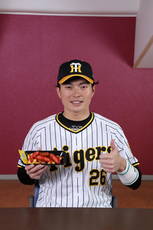 北條のWウインナー＆ポテトと北條（甲子園球場提供）