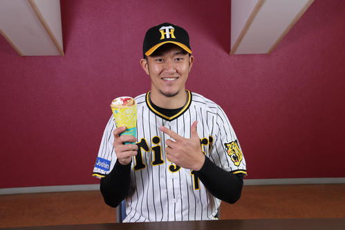 岩貞のストロベリーバナナチョコクレープと岩貞（甲子園球場提供）
