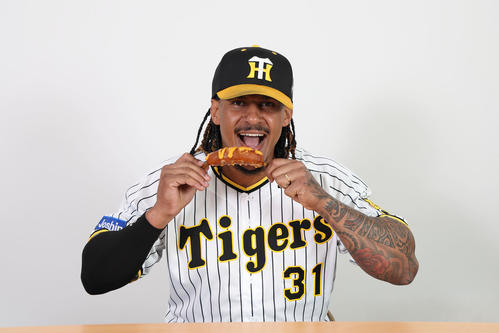 マルテの骨付きチーズフランクを食べるマルテ（甲子園球場提供）