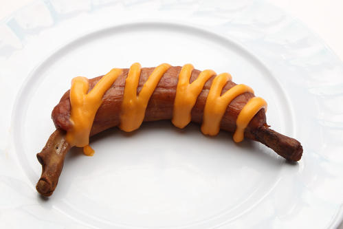 マルテの骨付きチーズフランク（甲子園球場提供）