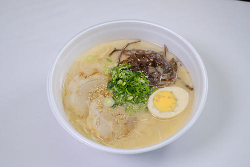 梅野の博多屋台風豚骨ラーメン（甲子園球場提供）