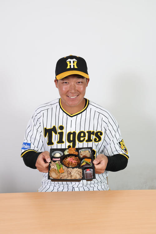 大山のヨクバリすき焼き弁当と大山（甲子園球場提供）