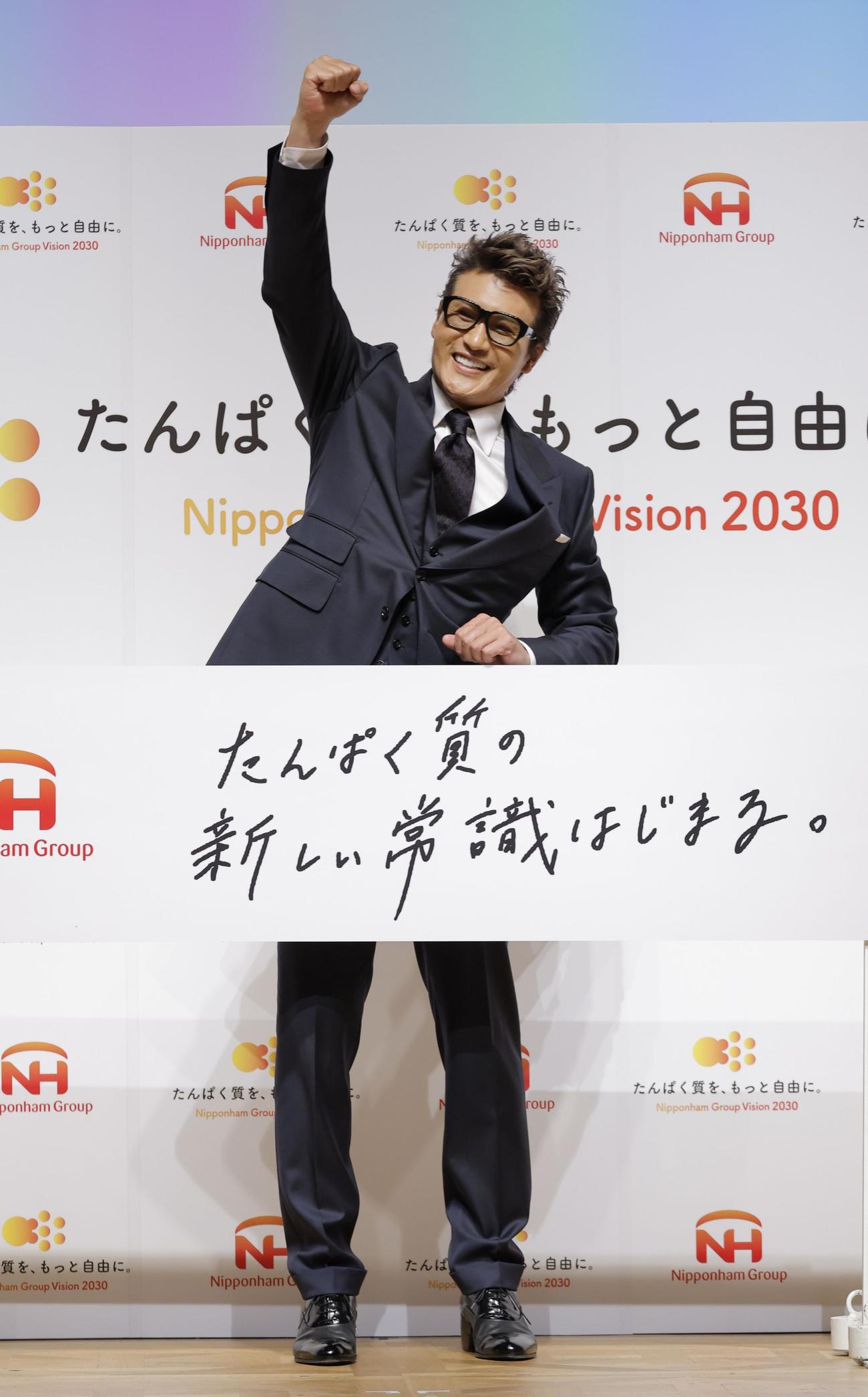 日本ハムの「CEO（チーフ・エンターテインメント・オフィサー）」に迎えられ、記念撮影する日本ハムの新庄監督