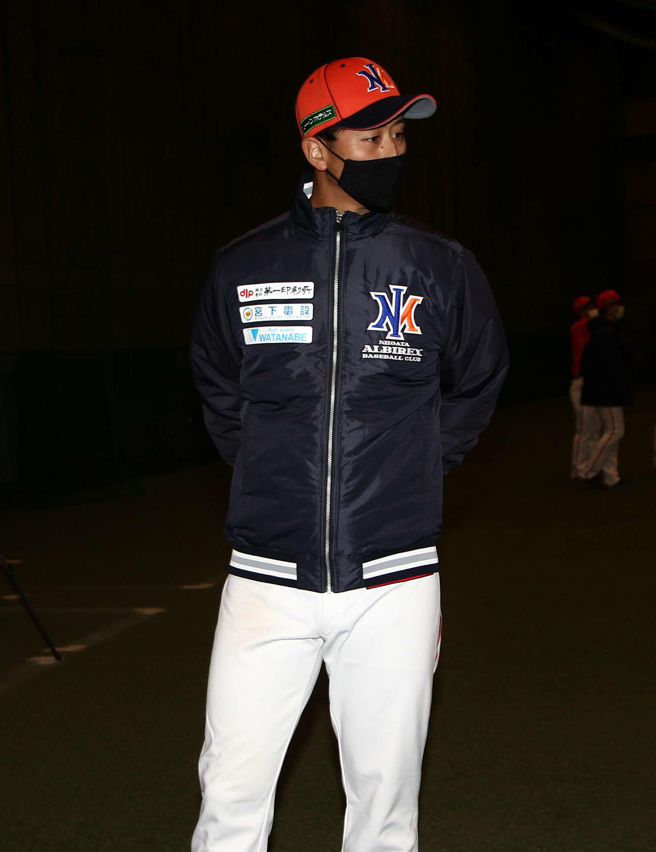 BC新潟のウインドブレーカーに身を包む元オリックスの吉田投手