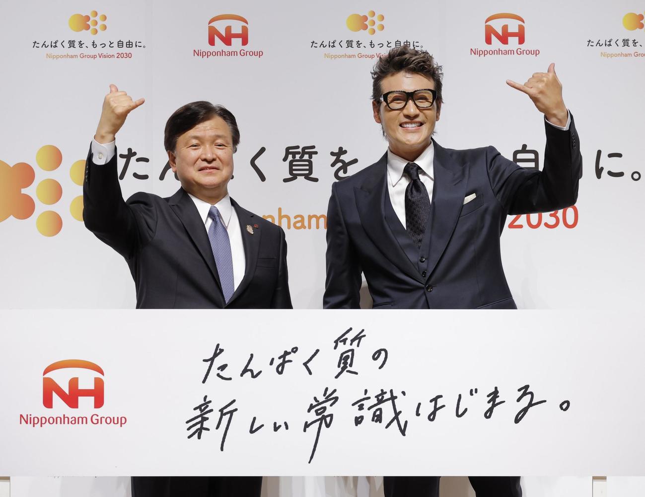 日本ハムの畑社長（左）と記念撮影する「CEO（チーフ・エンターテインメント・オフィサー）」に迎えられた日本ハムの新庄監督