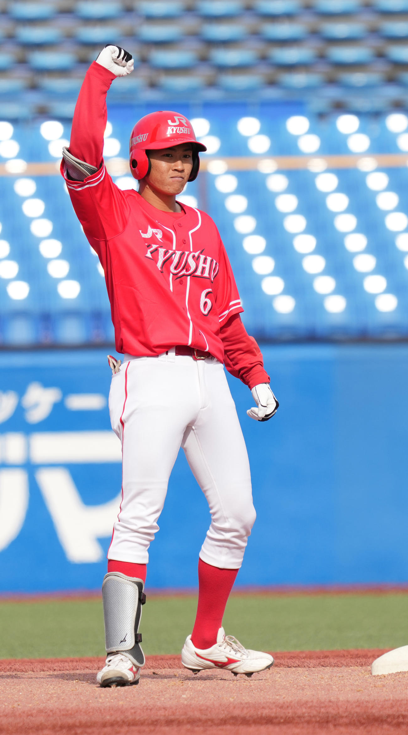 JR九州対NTT東日本　9回表JR九州無死二、三塁、山脇は同点の左適時二塁打を放ちベンチに向かってガッツポーズ（撮影・小沢裕）