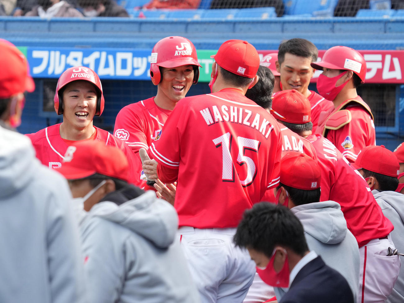 JR九州対NTT東日本　9回表JR九州無死二、三塁、山脇の同点左適時二塁打に沸くベンチのナイン（撮影・小沢裕）