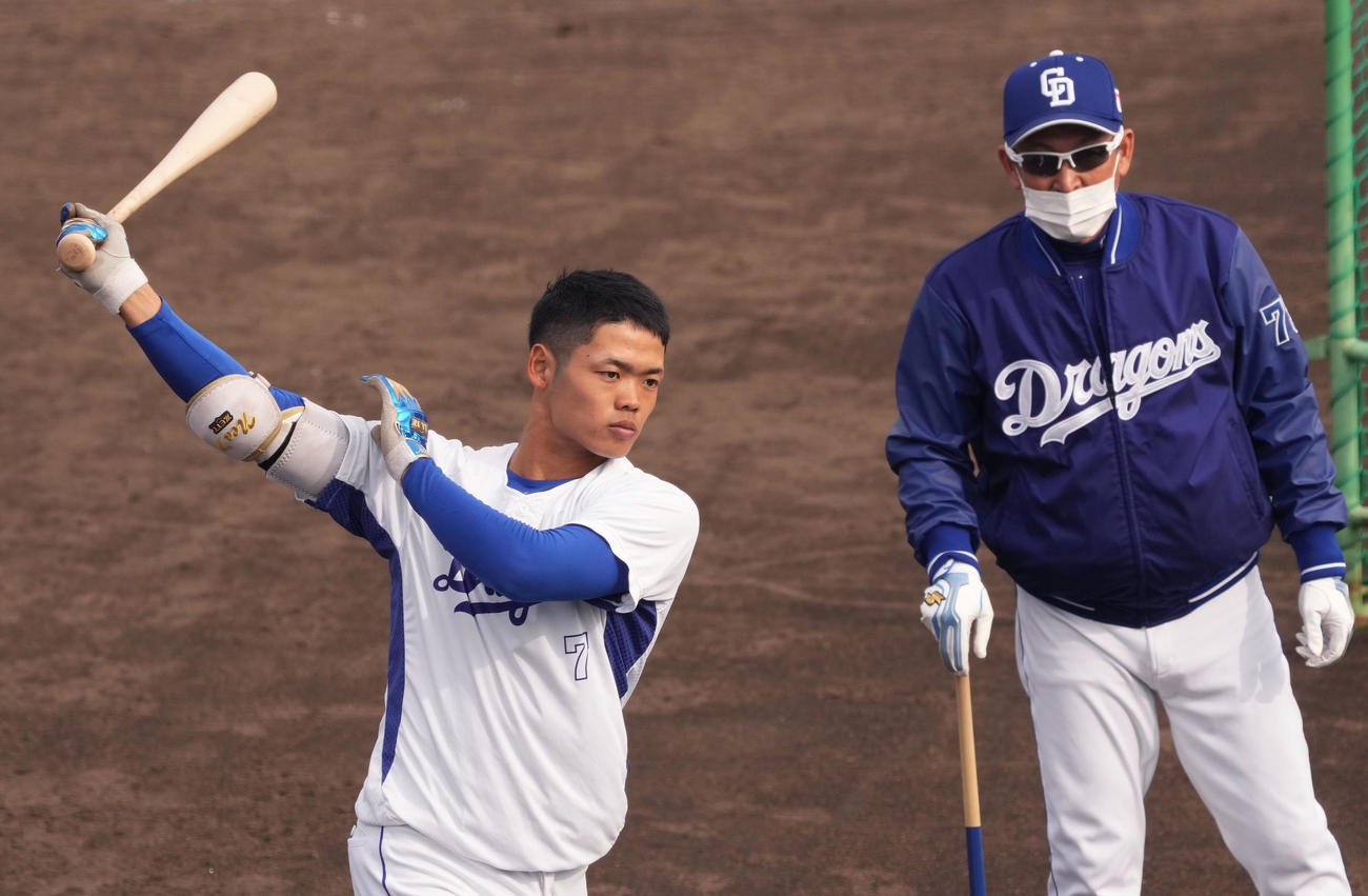 打撃練習をする根尾（左）右は立浪監督（撮影・森本幸一）