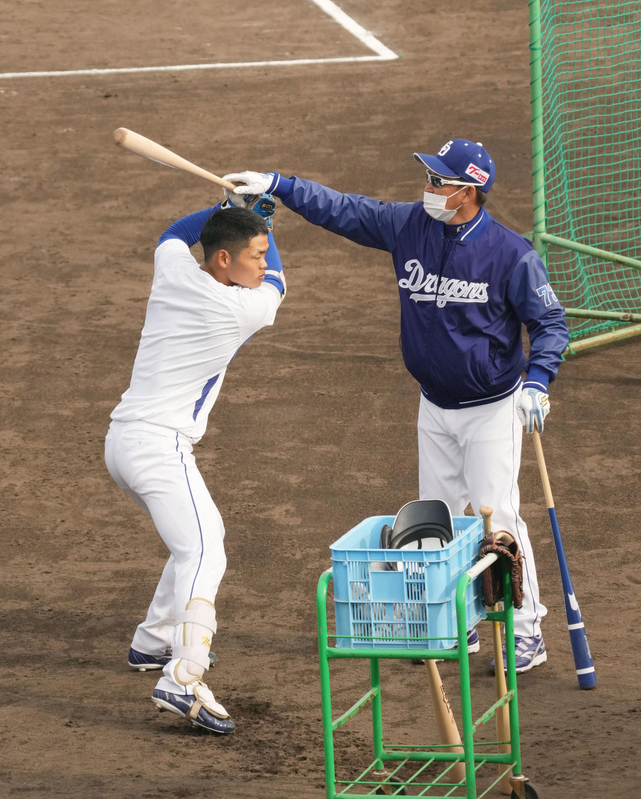 打撃練習をする根尾（左）にアドバイスをする立浪監督（右）（撮影・森本幸一）