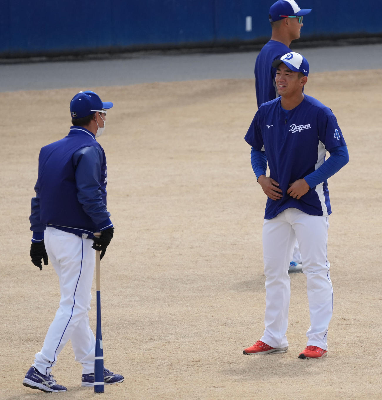 立浪監督（左）と言葉を交わす鵜飼（右）（撮影・森本幸一）