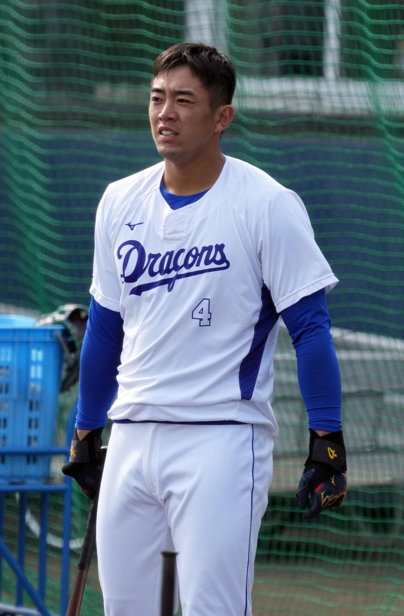 練習を見つめる鵜飼（撮影・森本幸一）