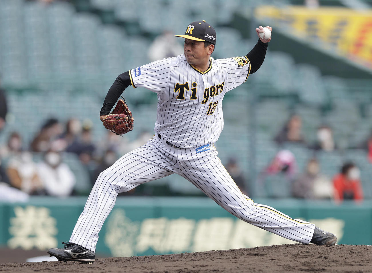 22年3月、甲子園でのオープン戦に登板する渡辺