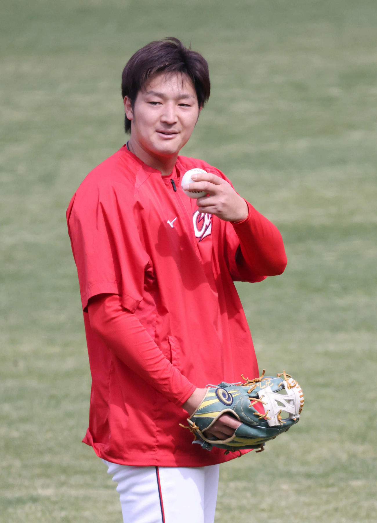投手コーチを座らせ、投球練習をする床田（撮影・加藤孝規）
