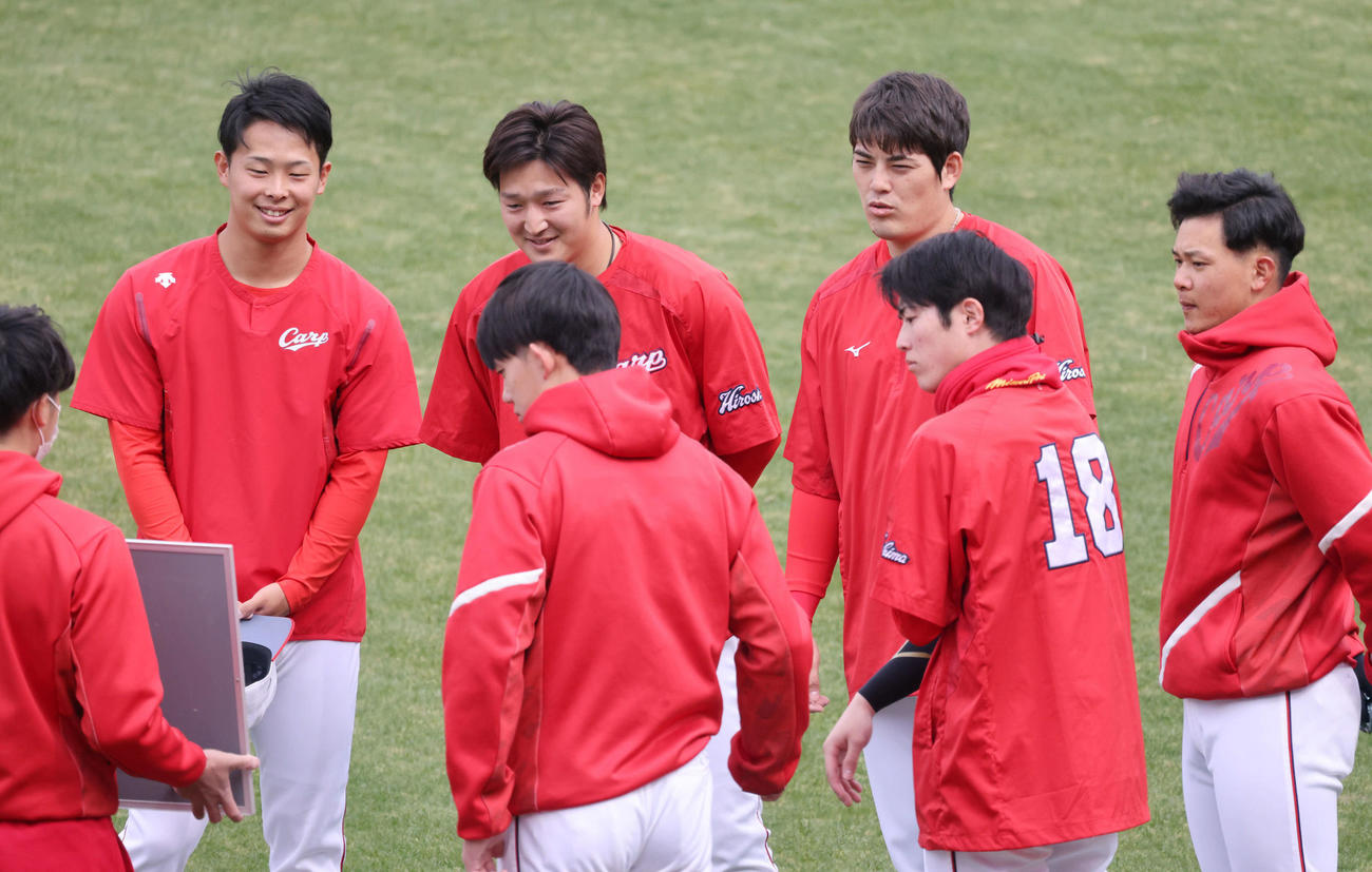 練習に参加した左から時計回りに、玉村、床田、九里、ドラフト2位の森、森下、小林（撮影・加藤孝規）