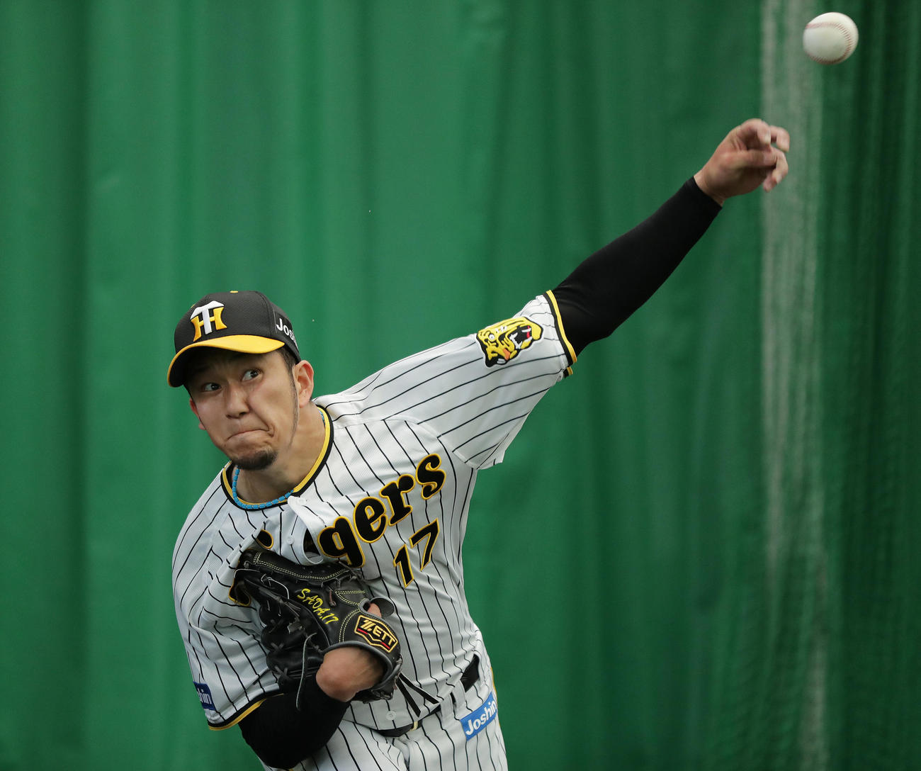 ブルペンで投球練習する阪神岩貞祐太（2022年2月7日撮影）