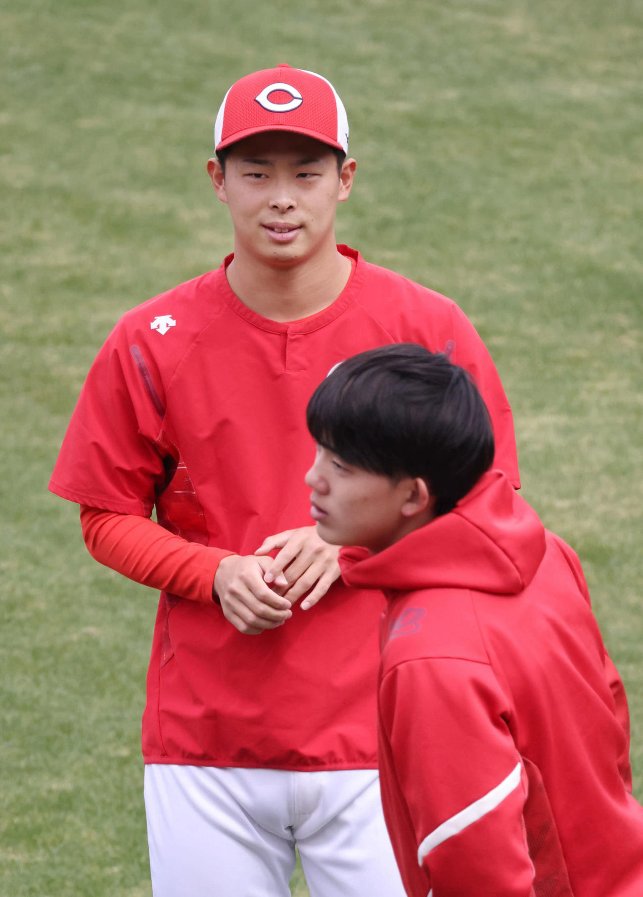 広島投手指名練習　先発候補の玉村と小林樹斗（右）（撮影・加藤孝規）