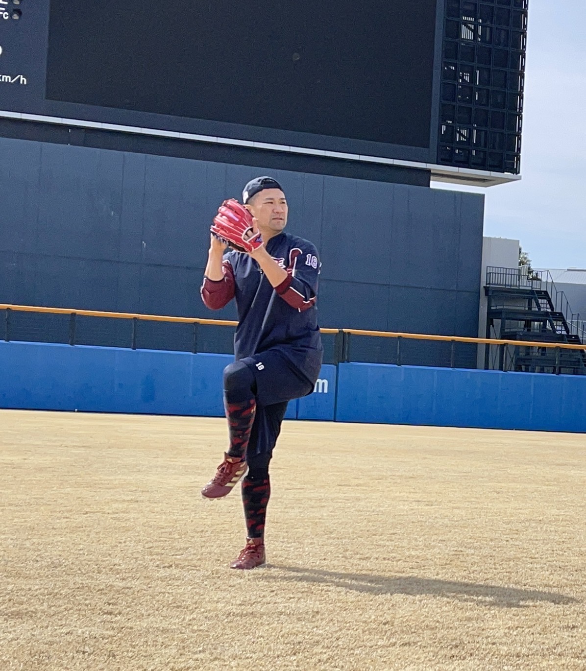静岡・草薙球場で、オープン戦初登板に向けてキャッチボールで調整する楽天田中将（楽天野球団提供）