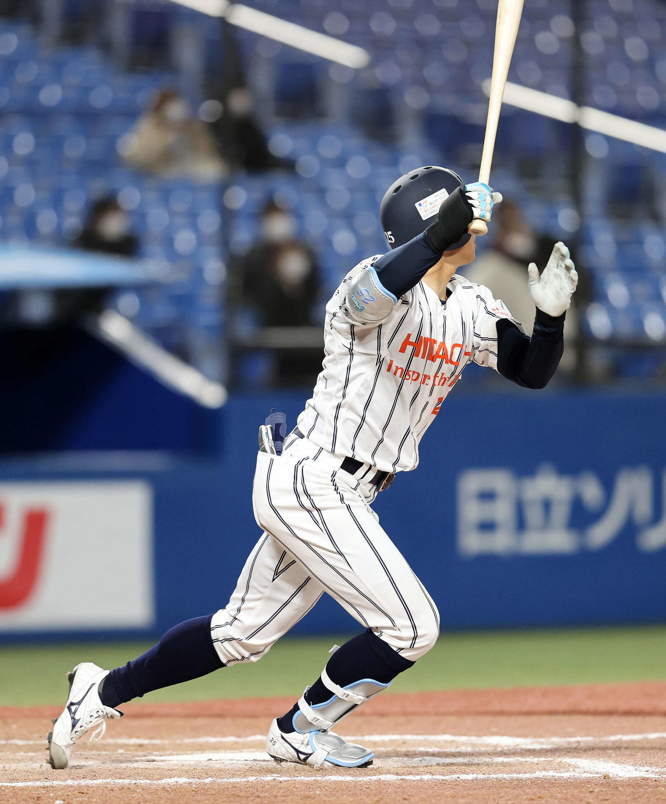 日立製作所対セガサミー　9回表日立製作所2死一塁、三倉は左越え適時二塁打を放つ（撮影・鈴木正人）