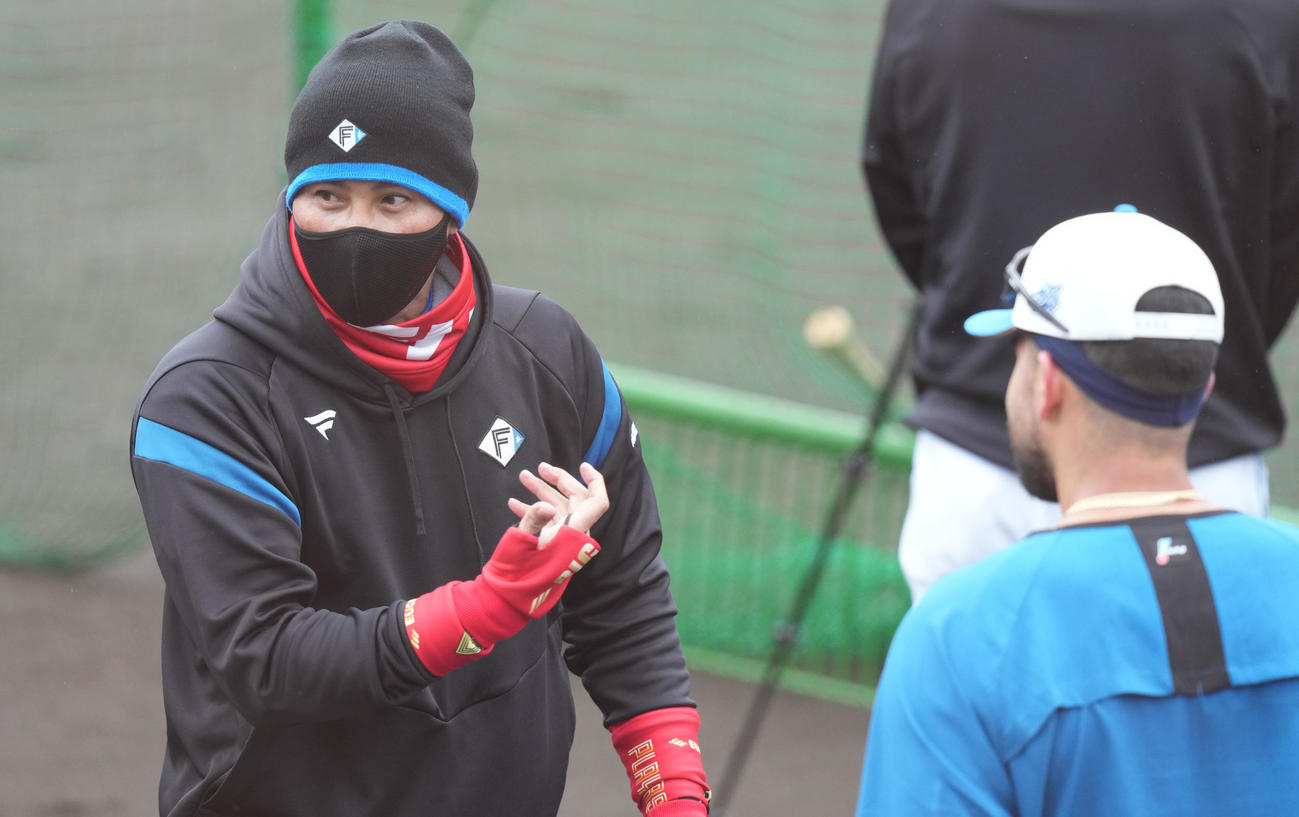 試合前練習でヌニエス（右）と話す日本ハム新庄監督（撮影・鈴木みどり）