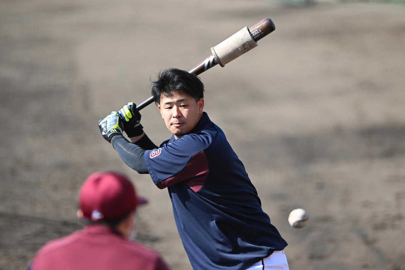 楽天対ヤクルト　試合前練習でトス打撃する楽天浅村（撮影・滝沢徹郎）