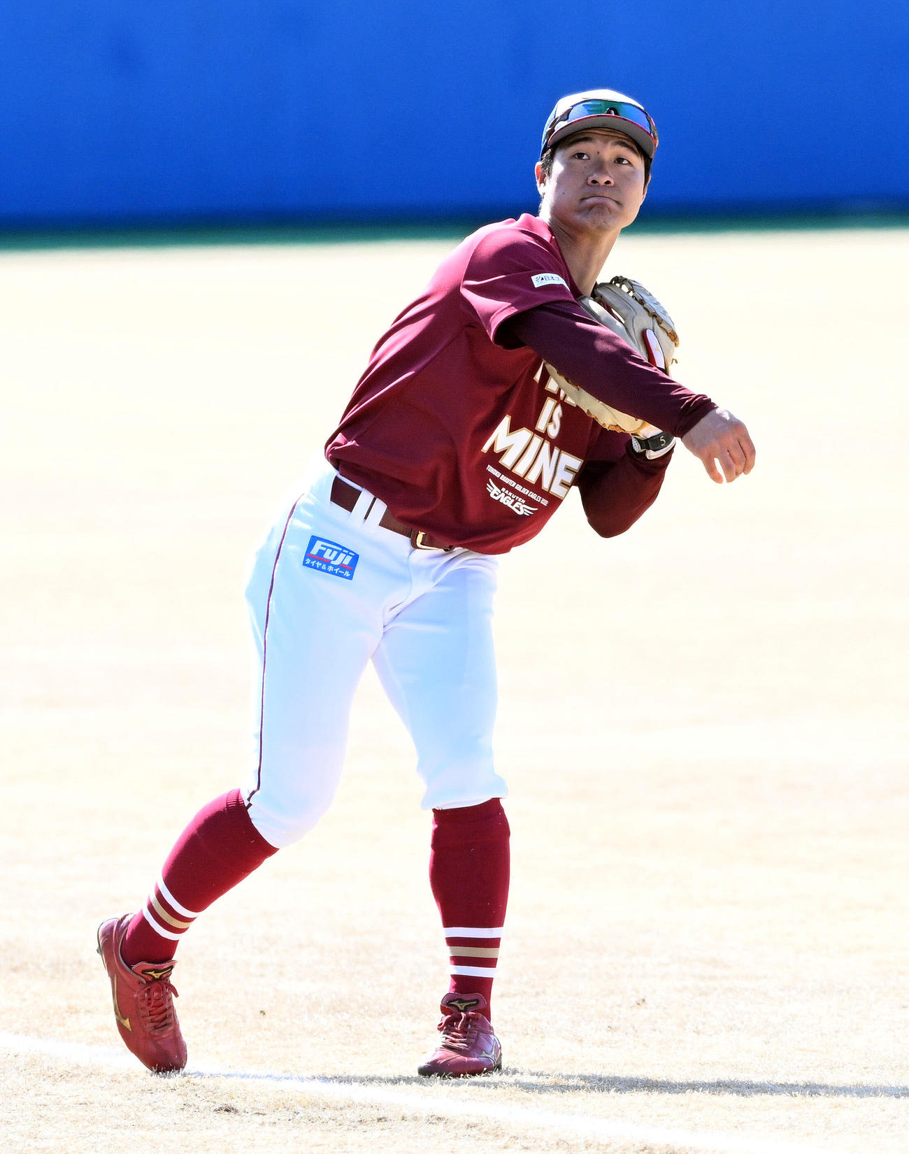 楽天対ヤクルト　試合前練習でキャッチボールする楽天茂木（撮影・滝沢徹郎）