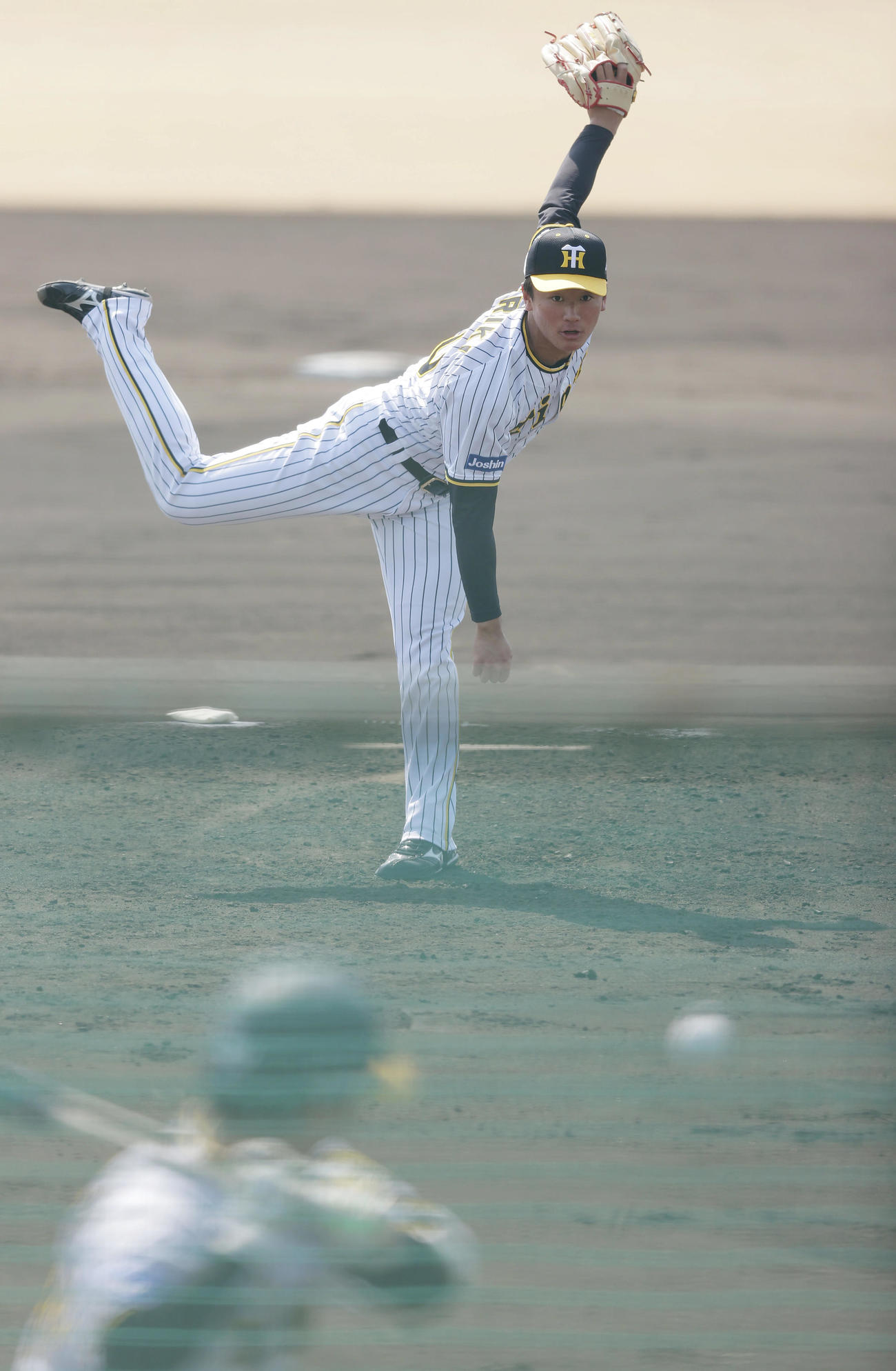 シート打撃に登板する阪神森木。打者は山本（撮影・前田充）