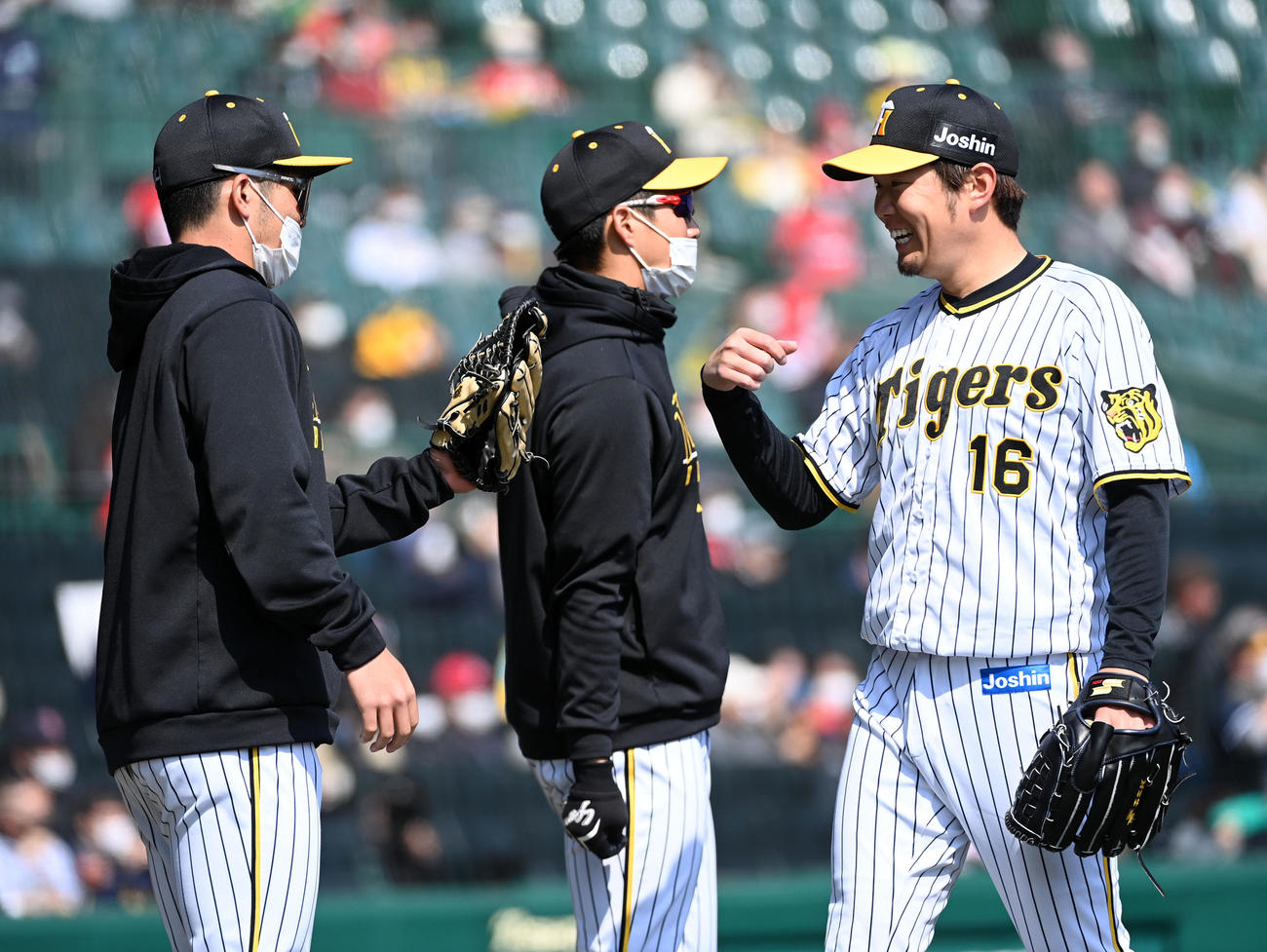 阪神対広島　2回、ナインの出迎えに笑顔を見せる阪神西勇（撮影・前岡正明）