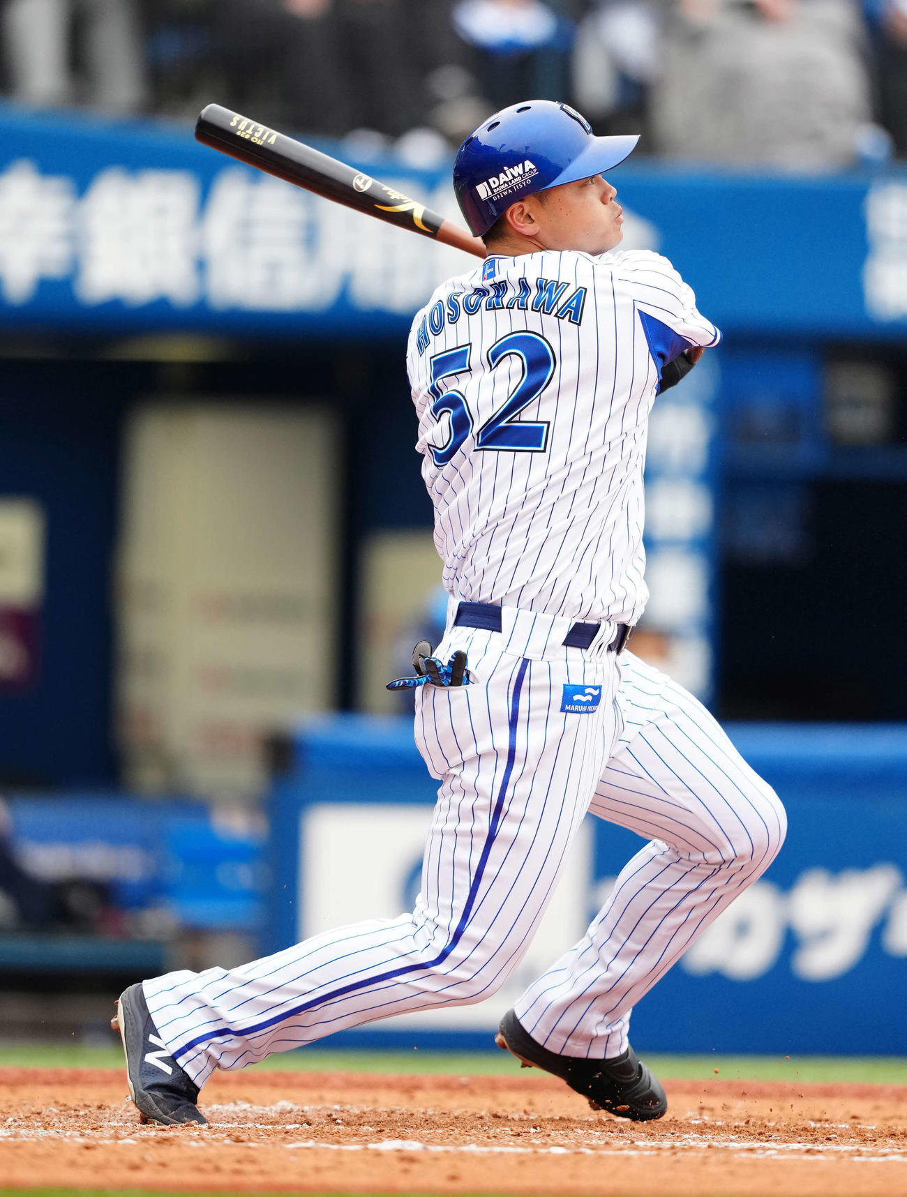 DeNA対西武　4回裏DeNA1死、左中間にソロ本塁打を放つ細川（撮影・江口和貴）