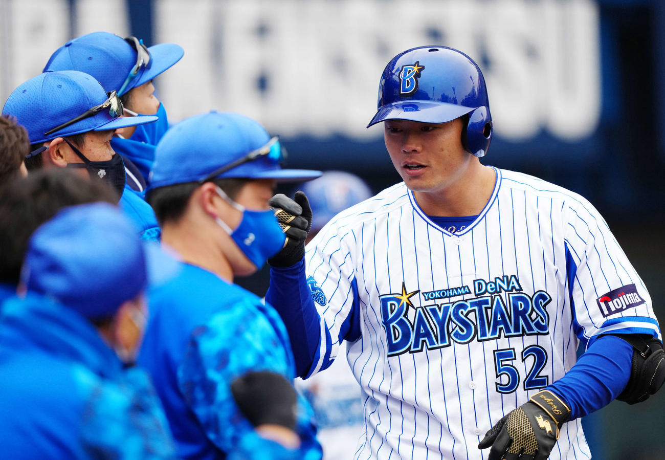 DeNA対西武　4回裏DeNA1死、ソロ本塁打を放ちタッチをかわす細川（右）（撮影・江口和貴）