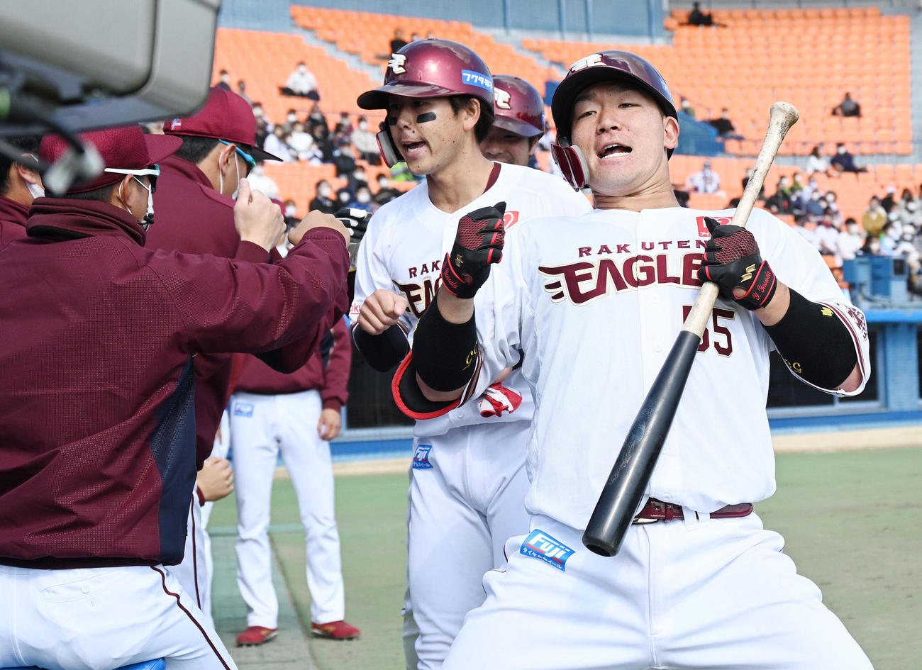 楽天対ヤクルト　4回裏楽天2死一、二塁、3点本塁打を放った安田（手前右）は生還しポーズを決める（撮影・滝沢徹郎）