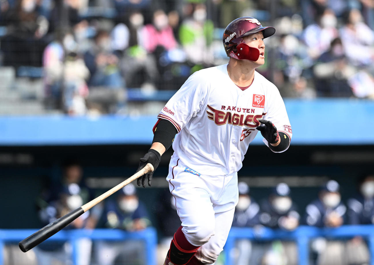 楽天対ヤクルト　4回裏楽天2死一、二塁、安田は3点本塁打の打球を見つめベースを走りだす（撮影・滝沢徹郎）