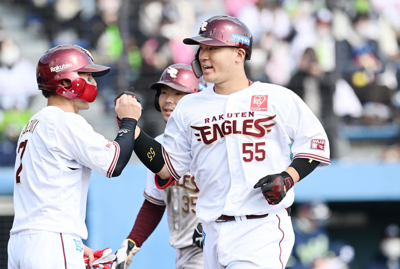 楽天対ヤクルト　4回裏楽天2死一、二塁、3点本塁打を放った安田（右）は生還し鈴木大（左）とタッチを交わす（撮影・滝沢徹郎）