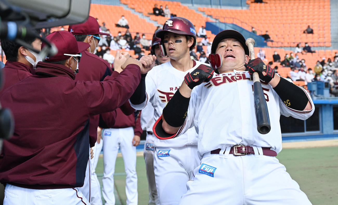 楽天対ヤクルト　4回裏楽天2死一、二塁、3点本塁打を放った安田（手前右）は生還しポーズを決める（撮影・滝沢徹郎）