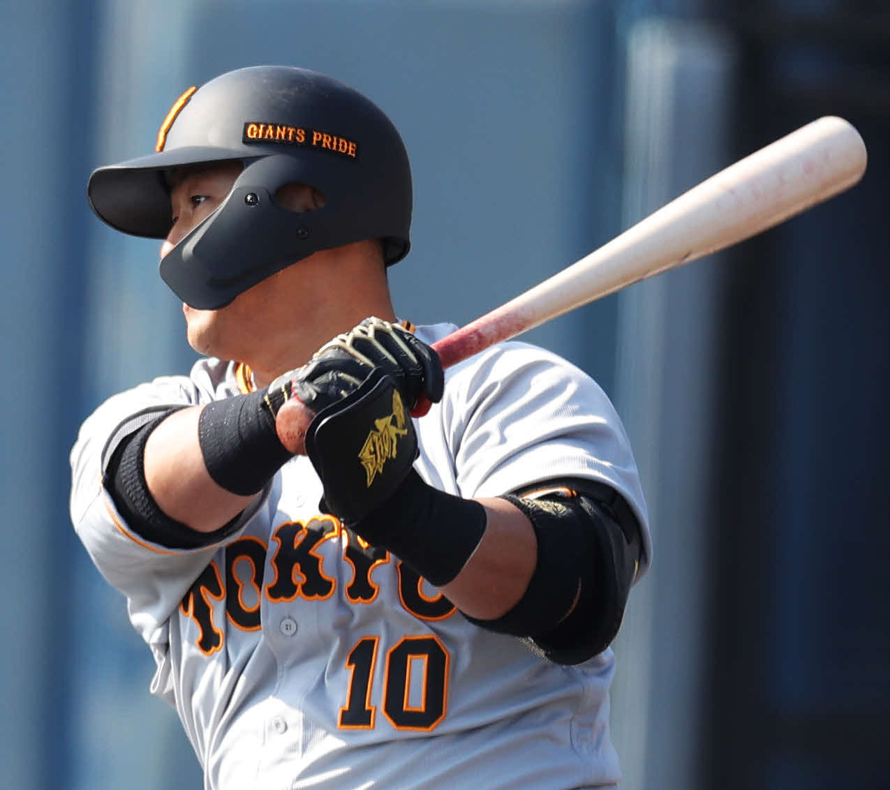 6回表巨人1死一、二塁、中前適時打を放つ中田（撮影・河田真司）