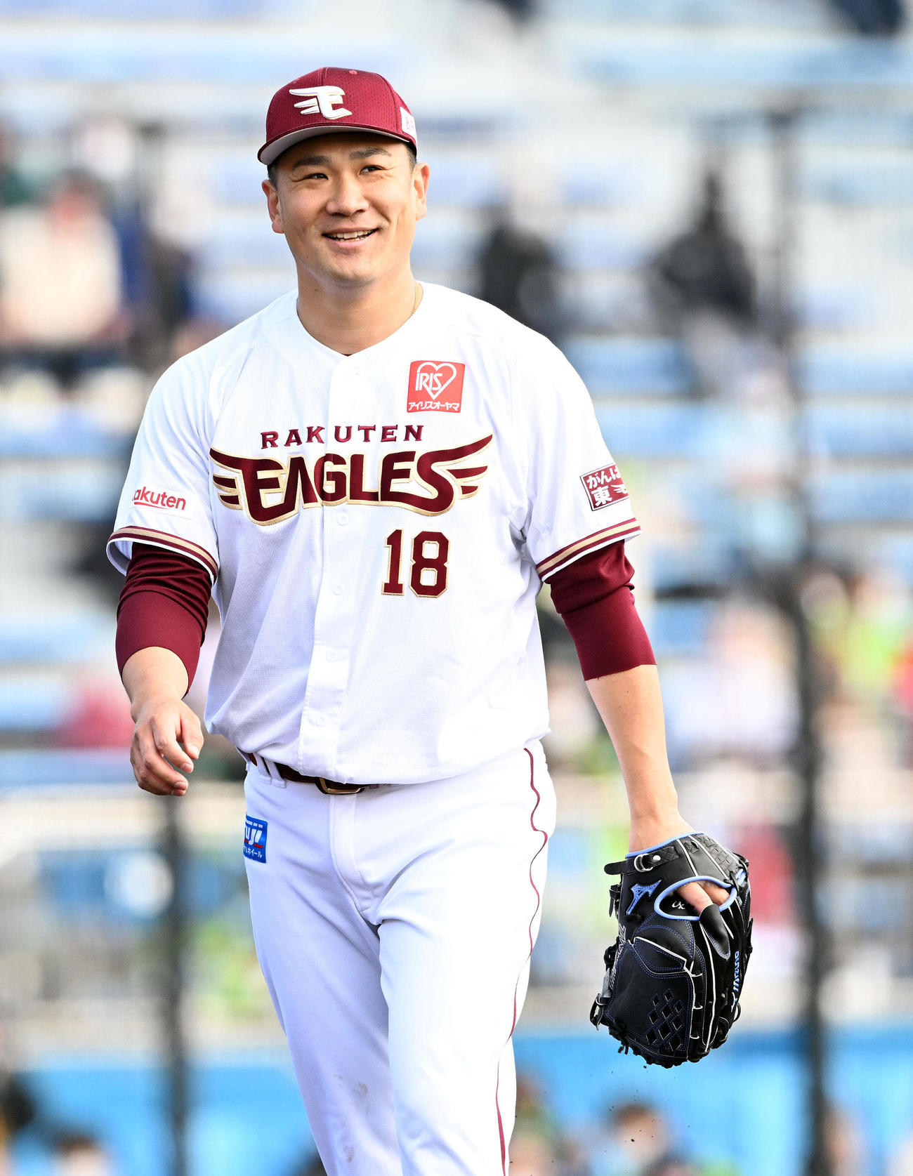 楽天対ヤクルト　3回を投げ終え笑顔でベンチへ引き揚げる楽天田中将（撮影・滝沢徹郎）