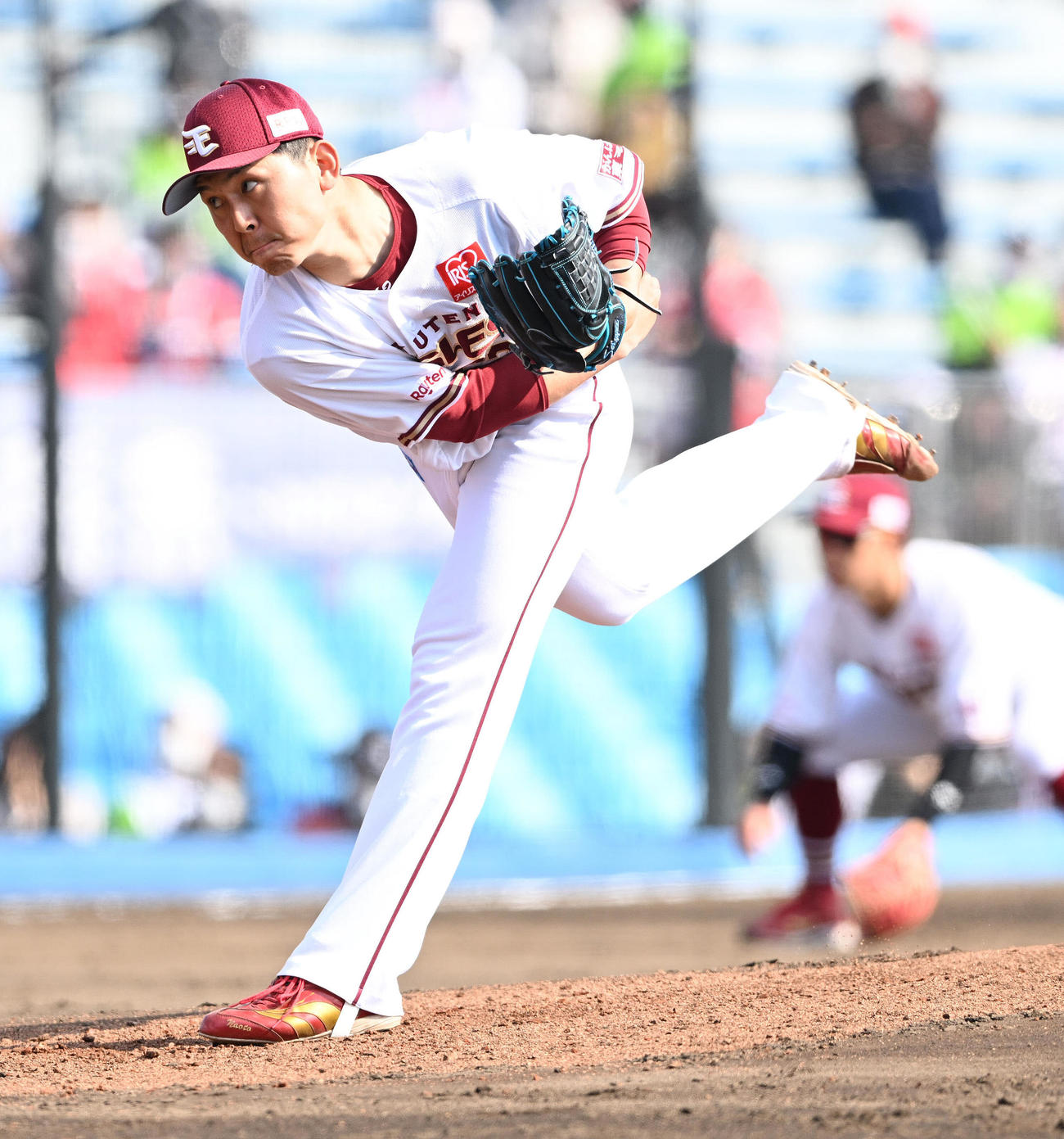 楽天対ヤクルト　5回、楽天2番手で投球する西口（撮影・滝沢徹郎）