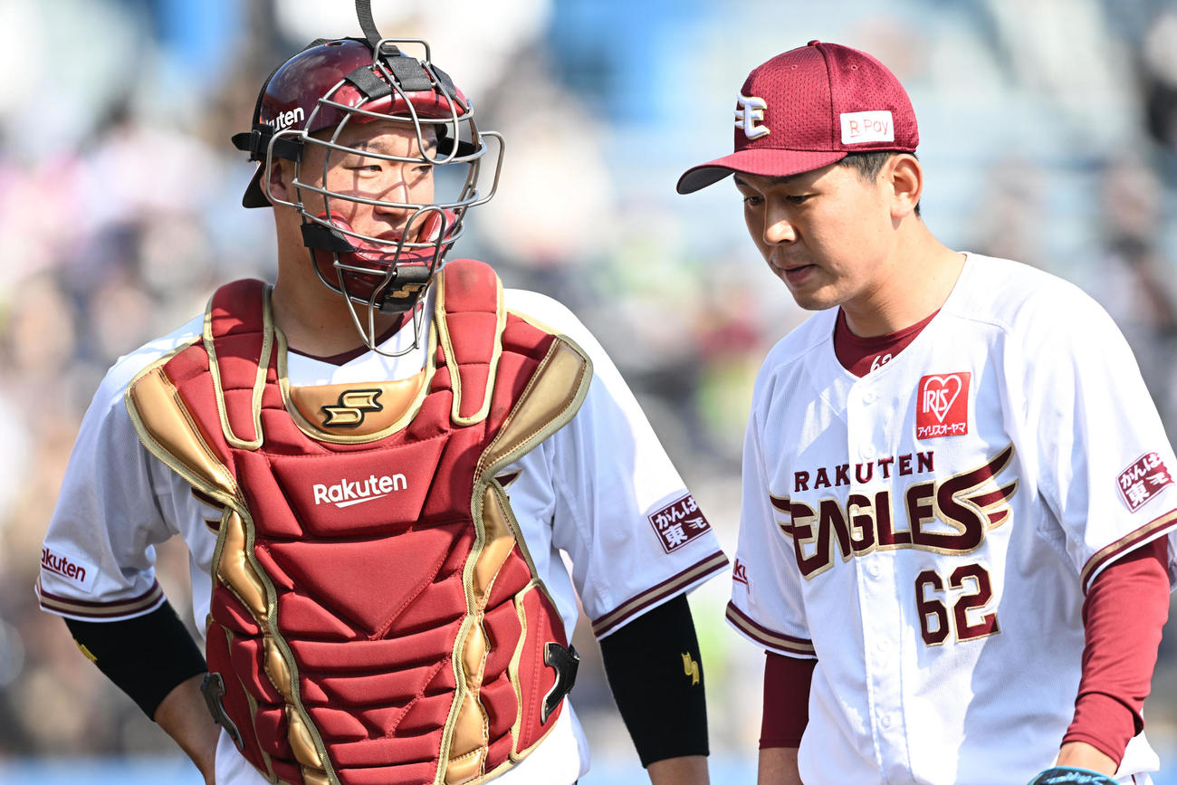 楽天対ヤクルト　5回表を終え楽天西口（右）と引き揚げる安田（撮影・滝沢徹郎）