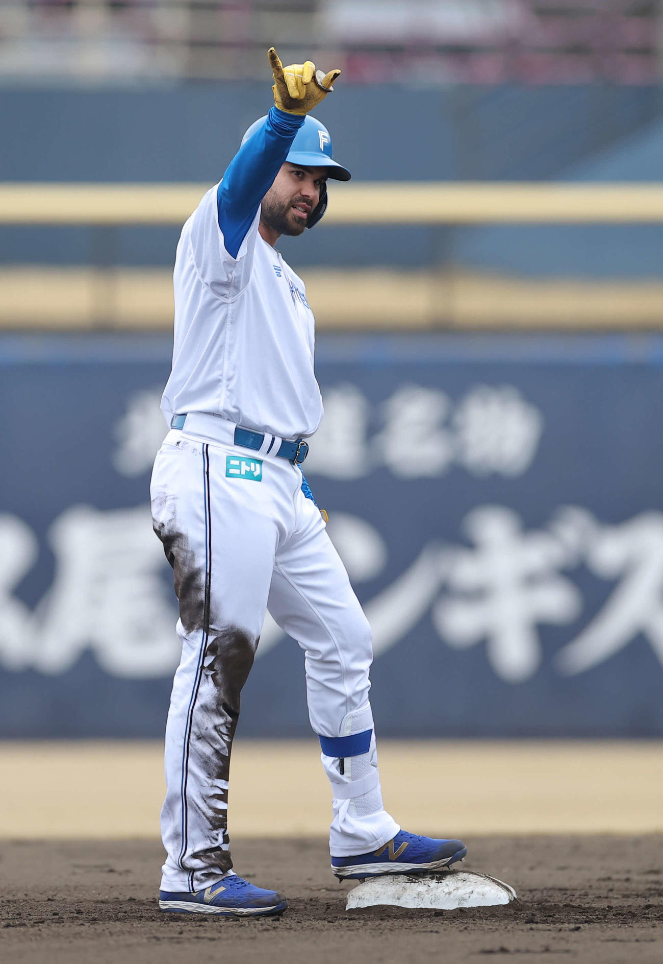 日本ハム対ロッテ　8回裏日本ハム無死、左翼への二塁打を放ちビッグボスポーズを決めるヌニエス（撮影・河野匠）