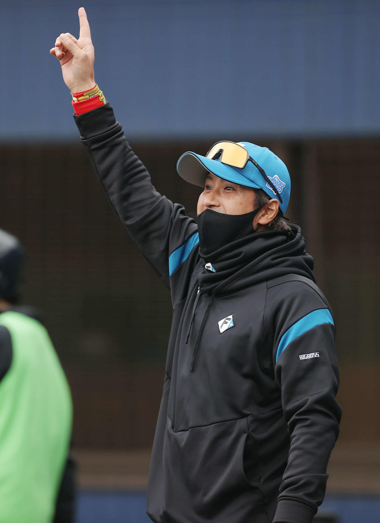 日本ハム対ロッテ　8回裏日本ハム2死二、三塁、万波が左中間に3点本塁打を放ち、指を突き上げる新庄監督（撮影・河野匠）