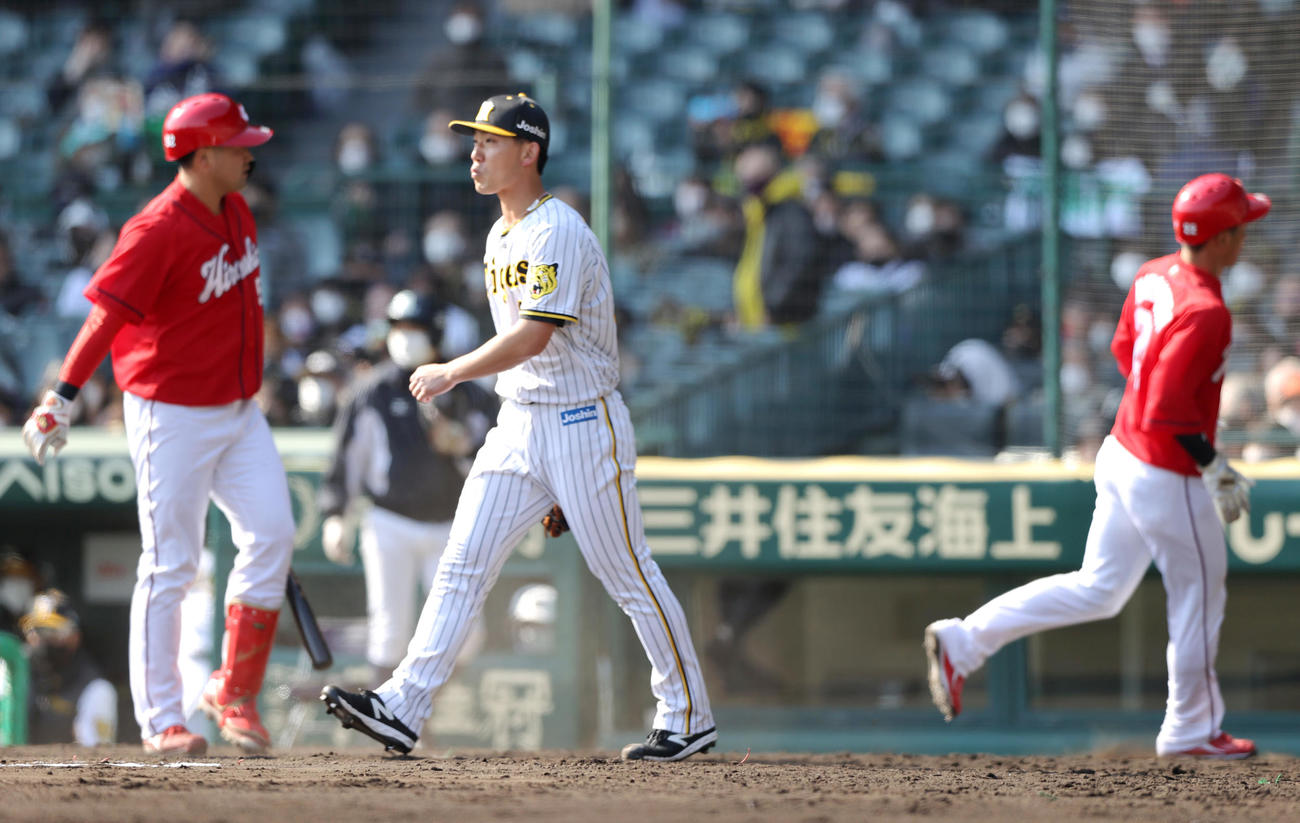 阪神対広島　6回表広島無死二、三塁、伊藤将（中央）は西川に中前2点適時打を浴びる（撮影・上山淳一）