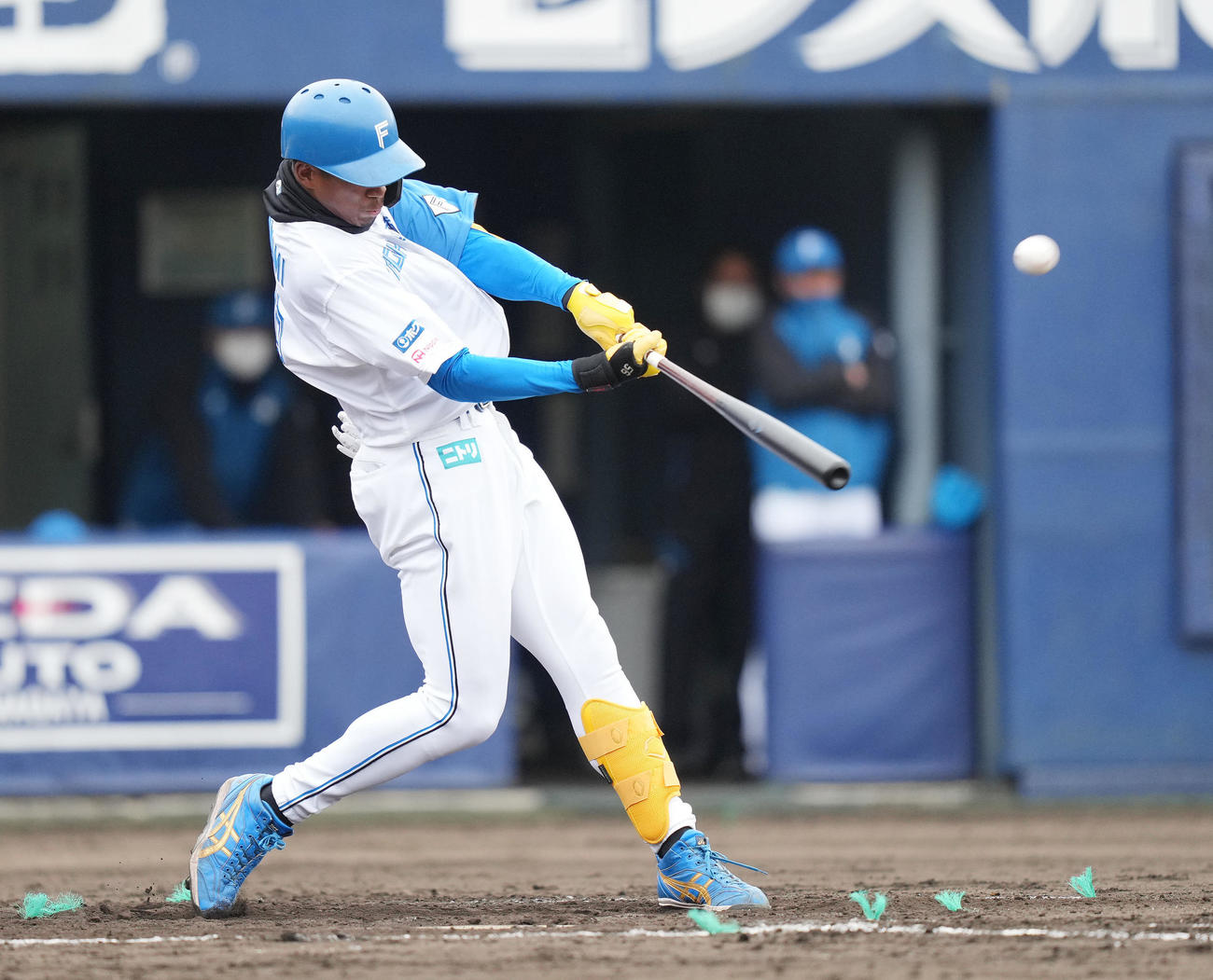 日本ハム対ロッテ　8回裏日本ハム2死二、三塁、左中間へ3点本塁打を放つ万波（撮影・鈴木みどり）
