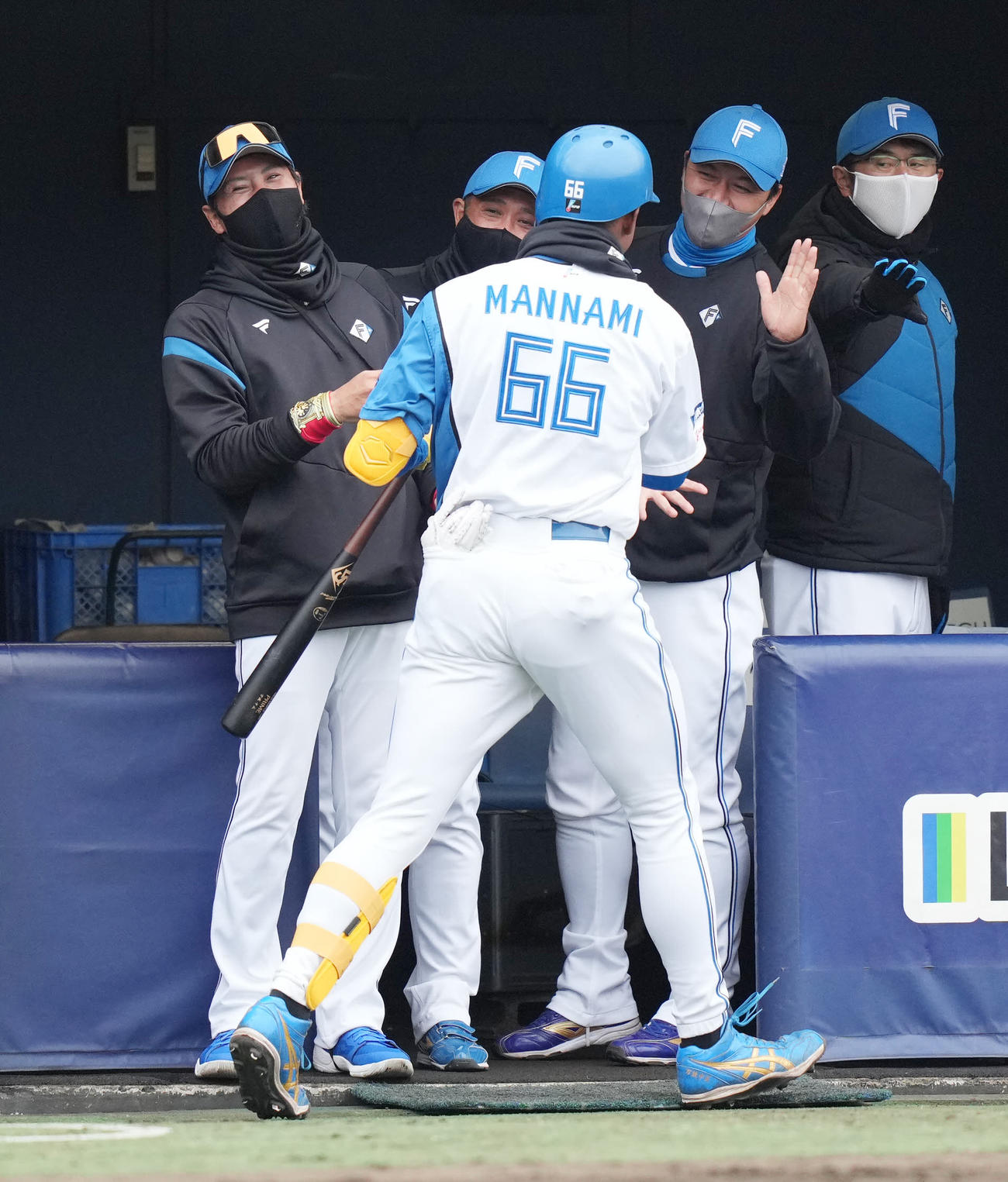日本ハム対ロッテ　8回裏日本ハム2死二、三塁、左中間へ3点本塁打を放った万波（手前）を笑顔で迎える新庄監督（左）（撮影・鈴木みどり）