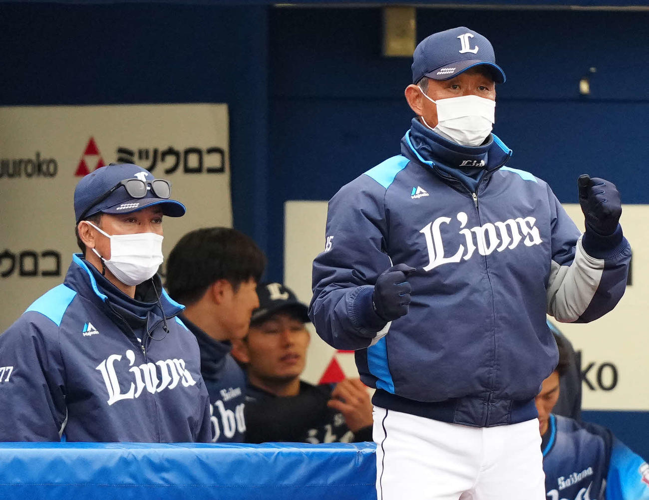 DeNA対西武　6回表西武1死、左前打を放った山川に代走を送る辻監督（右）。左は松井ヘッドコーチ（撮影・江口和貴）